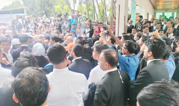 স্লোগান-পাল্টা স্লোগানে উত্তাল সুপ্রিম কোর্ট