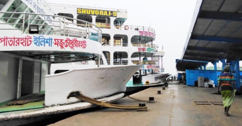 বরিশালের ১২টি নৌরুটের সব ধরনের নৌযান চলাচল বন্ধ