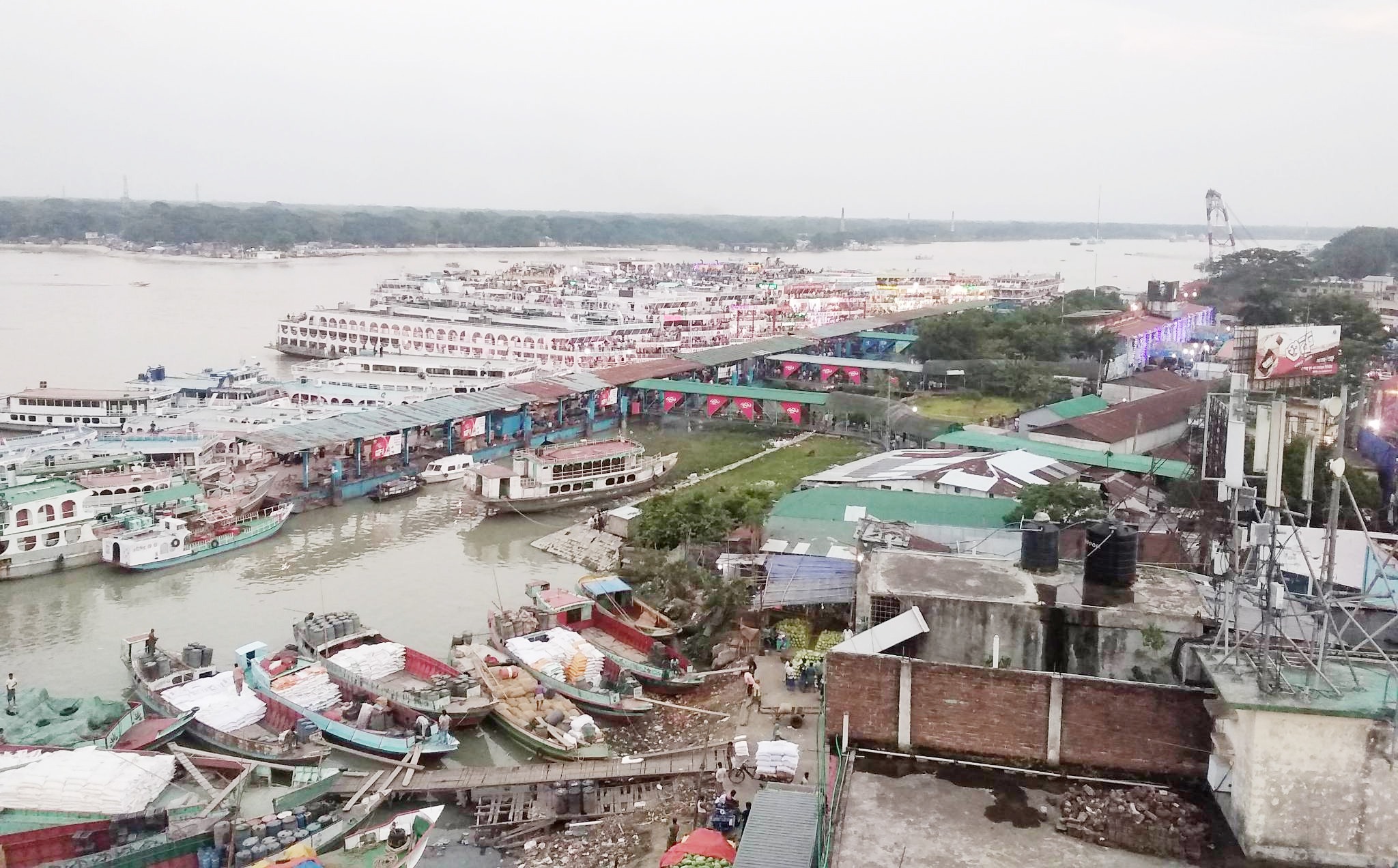 ঘূর্ণিঝড় মোখার কারণে সারা দেশে নৌযান চলাচল বন্ধ