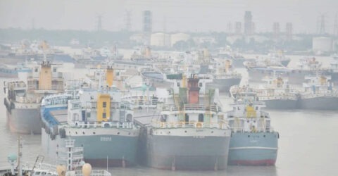 ঘূর্ণিঝড় মোখা : চট্টগ্রাম বন্দরের যাবতীয় কার্যক্রম বন্ধ