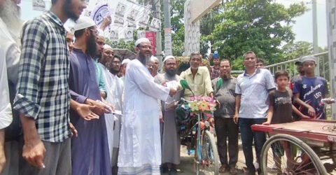 বরিশাল নগরের বান্দরোড এলাকায় ভোটের প্রচারণায় মেয়র প্রার্থী ফয়জুল