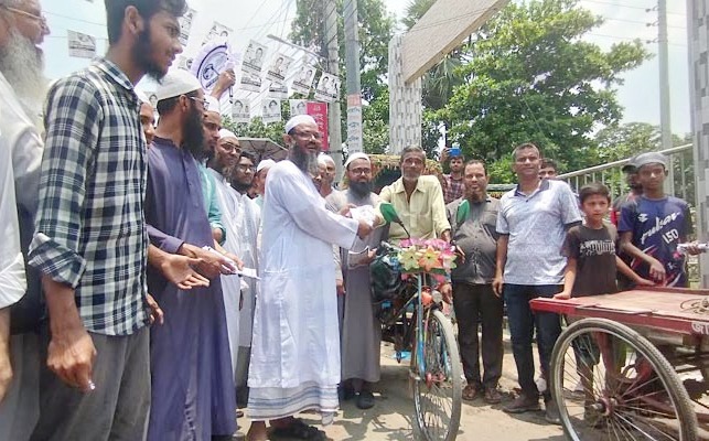 বরিশাল নগরের বান্দরোড এলাকায় ভোটের প্রচারণায় মেয়র প্রার্থী ফয়জুল