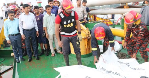 বরিশালে কীর্তনখোলা নদীতে নোঙর করা তেলের ট্যাংকারে আগুন, নিহত ২