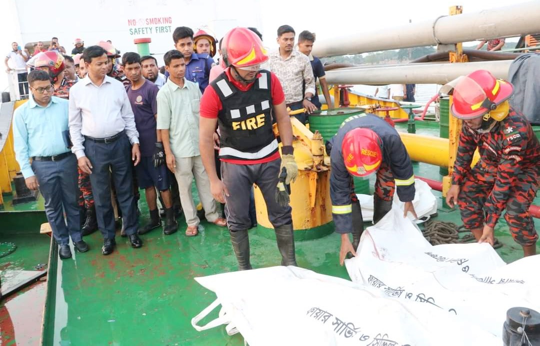 বরিশালে কীর্তনখোলা নদীতে নোঙর করা তেলের ট্যাংকারে আগুন, নিহত ২