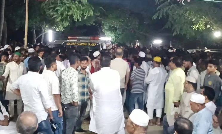বাবা-মায়ের কবরের পাশে চিরনিদ্রায় নায়ক ফারুক