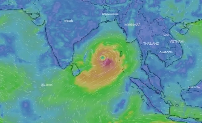 কক্সবাজার থেকে ৬৩০ কিলোমিটারের কম দূরত্বে অবস্থান করছে ঘূর্ণিঝড় মোখা