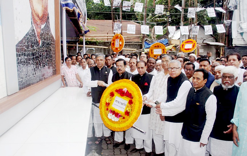 বরিশালে ঐতিহাসিক ৬ দফা দিবস উপলক্ষ্যে বঙ্গবন্ধুর প্রতিকৃতিতে শ্রদ্ধা নিবেদন