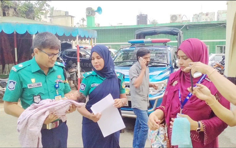 বরিশাল নগরীর বটতলা এলাকার মসজিদের দোতলায় মিলল ফুটফুটে নবজাতক