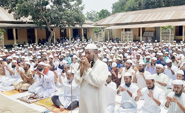 ঠাকুরগাঁওয়ে বৃষ্টির আশায় বিশেষ নামাজ আদায়