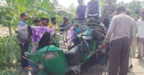 নওগাঁর মহাদেবপুরে ট্রাক-সিএনজির মুখোমুখি সংঘর্ষে নিহত ৪