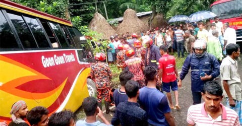 বরিশালে বাস ও নছিমনের মুখোমুখি সংঘর্ষে নিহত ৩