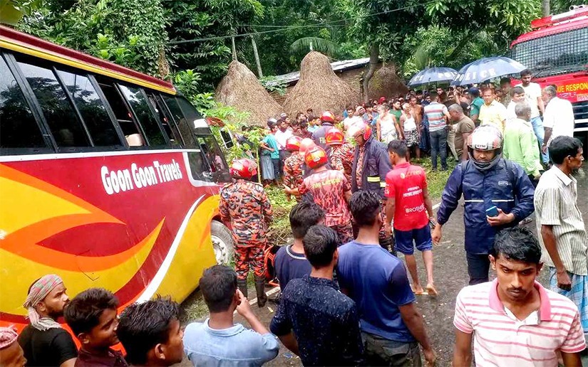 বরিশালে বাস ও নছিমনের মুখোমুখি সংঘর্ষে নিহত ৩