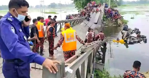 জগন্নাথপুর কাটাগাঙের বেইলি ব্রিজ ভেঙে ট্রাক পানিতে, চালক নিহত