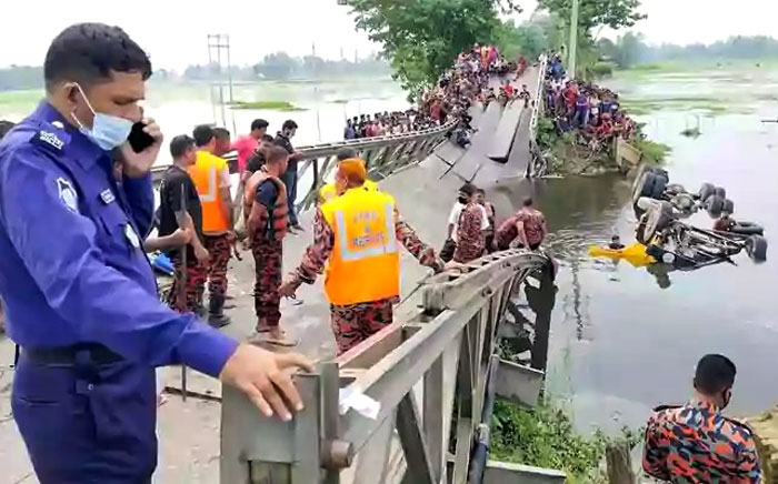 জগন্নাথপুর কাটাগাঙের বেইলি ব্রিজ ভেঙে ট্রাক পানিতে, চালক নিহত