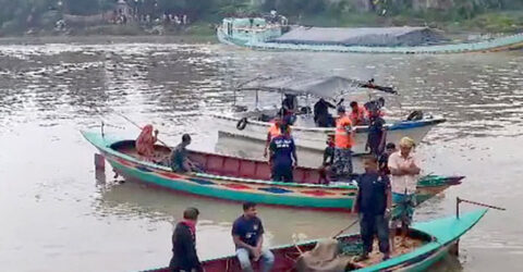 মুন্সিগঞ্জে ট্রলারডুবি ঘটনায় উদ্ধার অভিযানে যোগ দিয়েছে নৌবাহিনীর ডুবুরি দল