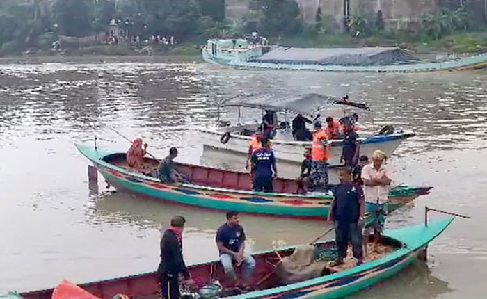 মুন্সিগঞ্জে ট্রলারডুবি ঘটনায় উদ্ধার অভিযানে যোগ দিয়েছে নৌবাহিনীর ডুবুরি দল