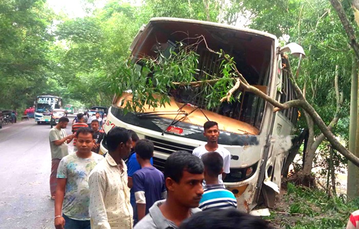 বরিশালের উজিরপুরে বাসচাপায় ইজিবাইক চালক নিহত