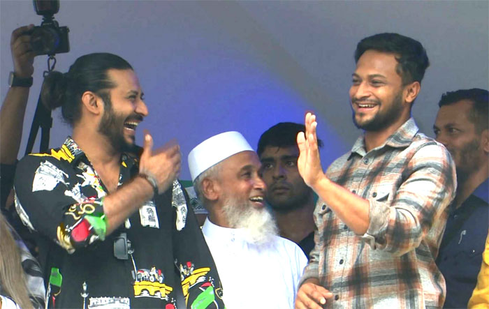 বরিশালে বিনামূল্যে ওষুধ বিতরণ ও রক্তদান কর্মসূচীর উদ্বোধণ করলেন সাকিব আল হাসান