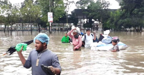 বিশুদ্ধ পানি ও খাবার সংকটে পড়েছে বন্যাকবলিত চট্টগ্রামের মানুষ