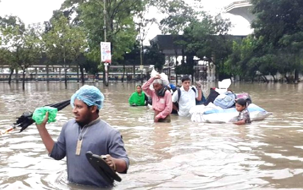 বিশুদ্ধ পানি ও খাবার সংকটে পড়েছে বন্যাকবলিত চট্টগ্রামের মানুষ