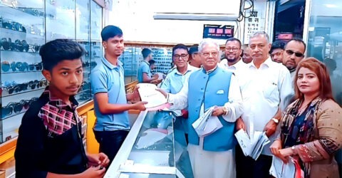 ডেঙ্গু সচেতনতা সৃষ্টির লক্ষ্যে বরিশালে শ্রমিকদলের লিফলেট বিতরণ