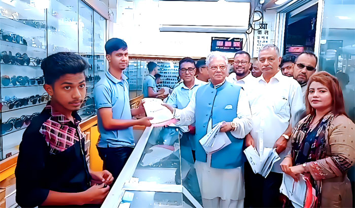 ডেঙ্গু সচেতনতা সৃষ্টির লক্ষ্যে বরিশালে শ্রমিকদলের লিফলেট বিতরণ