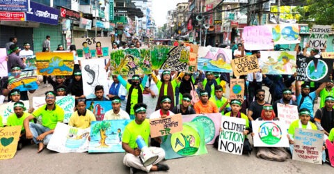 বরিশালে জলবায়ু কর্মীদের সড়ক অবরোধ কর্মসূচি পালন