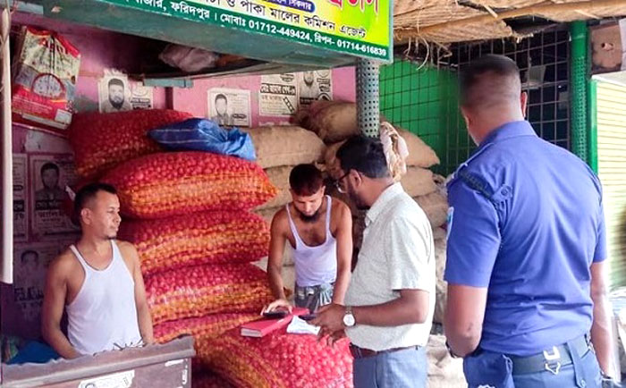 ফরিদপুরের বিভিন্ন দোকানে ভোক্তা অধিকার অধিদপ্তরের অভিযান