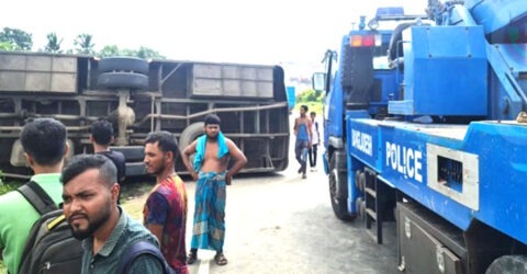 কুমিল্লার চান্দিনায় যাত্রীবাহী বাস উল্টে দুই পথচারীসহ নিহত ৩