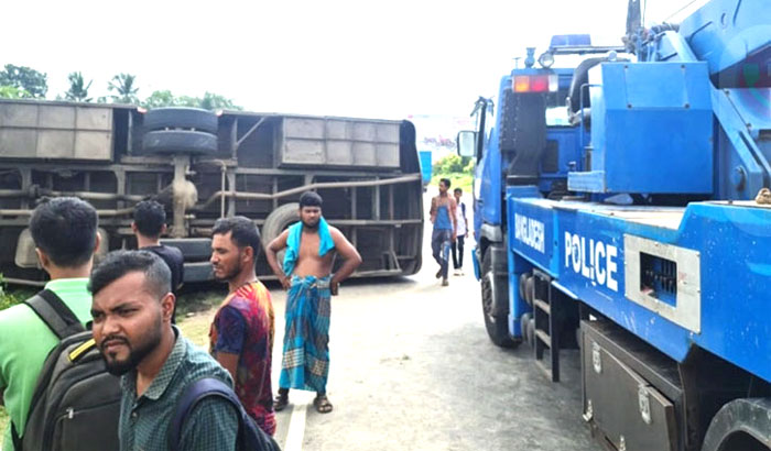 কুমিল্লার চান্দিনায় যাত্রীবাহী বাস উল্টে দুই পথচারীসহ নিহত ৩