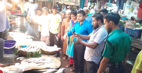 বরিশালের বিভিন্ন বাজারে অভিযান চালিয়ে ৪ প্রতিষ্ঠানকে ২৫ হাজার টাকা জরিমানা