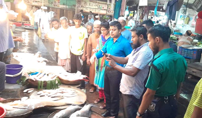 বরিশালের বিভিন্ন বাজারে অভিযান চালিয়ে ৪ প্রতিষ্ঠানকে ২৫ হাজার টাকা জরিমানা