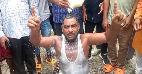 শরীয়তপুরে দুধ দিয়ে গোসল করে বিএনপিতে যোগ দিলেন আ.লীগ কর্মী