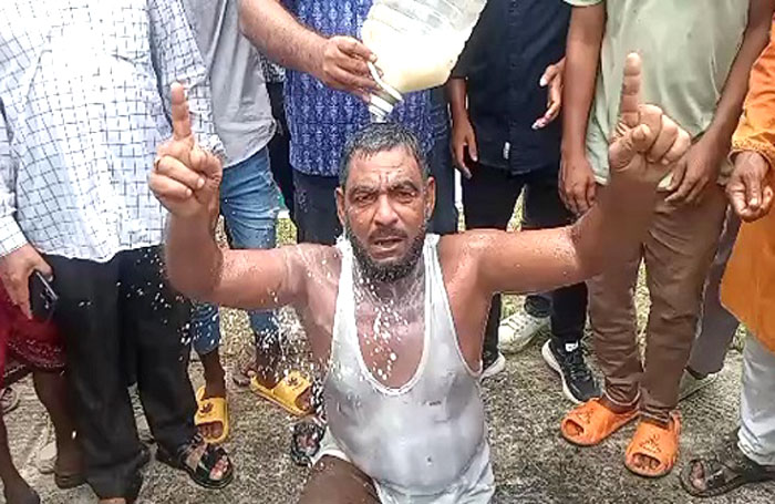 শরীয়তপুরে দুধ দিয়ে গোসল করে বিএনপিতে যোগ দিলেন আ.লীগ কর্মী