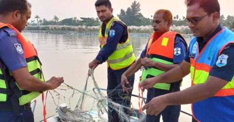 বরিশালে পৃথক অভিযানে বিপুল পরিমানে কারেন্ট জাল ও মাছসহ আটক ৮৯