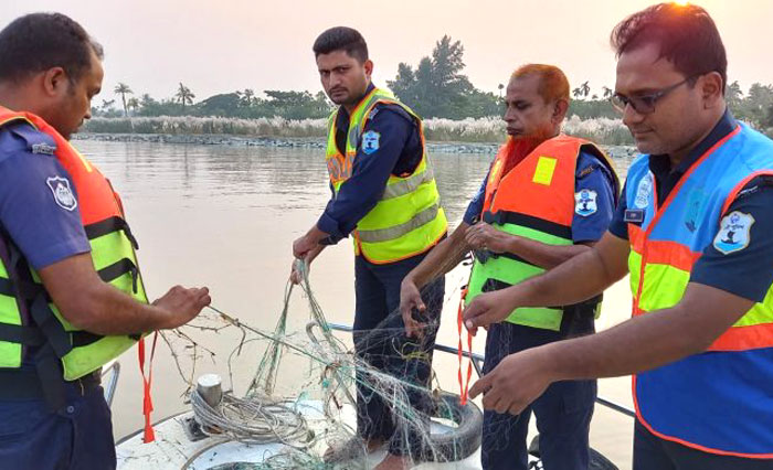 বরিশালে পৃথক অভিযানে বিপুল পরিমানে কারেন্ট জাল ও মাছসহ আটক ৮৯