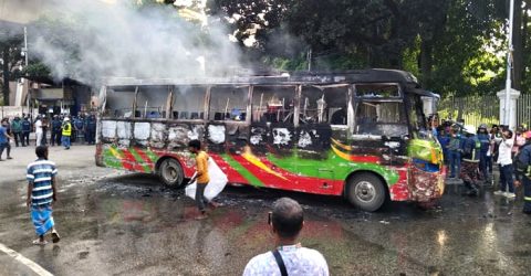 জাতীয় প্রেসক্লাবের সামনে যাত্রীবাহী বাসে আগুন