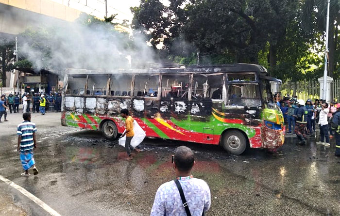 জাতীয় প্রেসক্লাবের সামনে যাত্রীবাহী বাসে আগুন