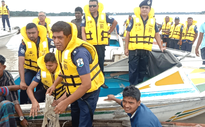 বরিশালে পৃথক অভিযানে বিপুল পরিমানে কারেন্ট জাল ও মাছ সহ আটক ৮৩