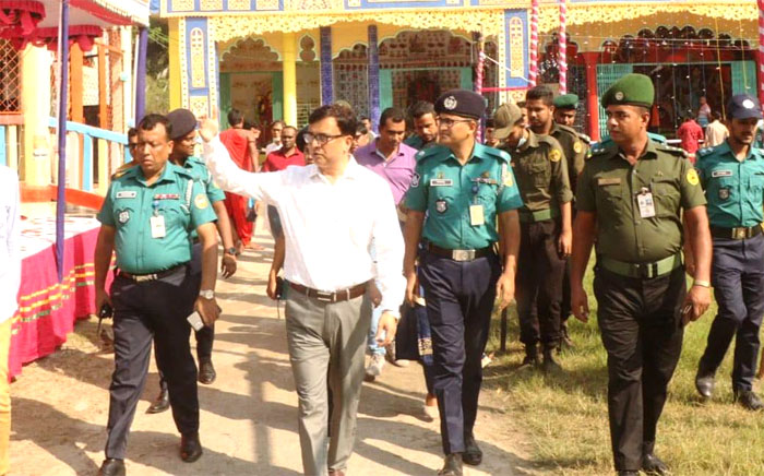 বরিশাল নগরীর বিভিন্ন পূজা মন্ডপ পরিদর্শন করলেন বিএমপি কমিশনার