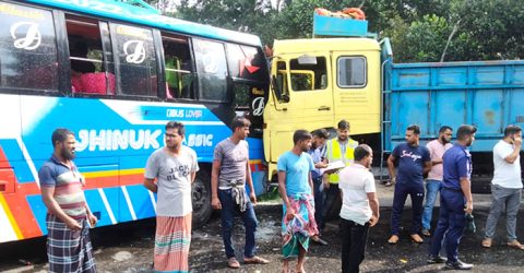 বরিশালের আগৈলঝাড়ায় যাত্রীবাহী বাস-ট্রাক মুখোমুখি সংঘর্ষে আহত ১৫