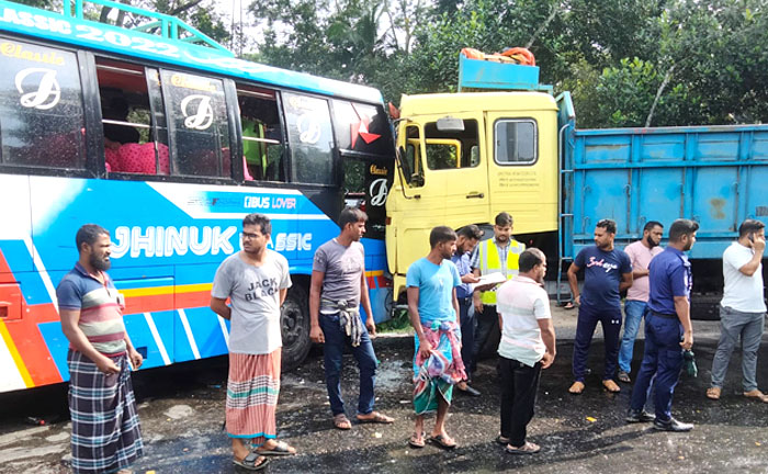 বরিশালের আগৈলঝাড়ায় যাত্রীবাহী বাস-ট্রাক মুখোমুখি সংঘর্ষে আহত ১৫