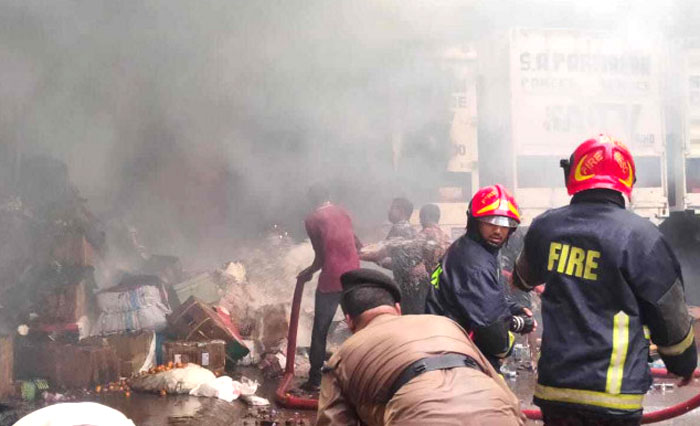 কাকরাইলে এস এ পরিবহনের গোডাউনে আগুন নেভাতে যোগ দিল সেনাবাহিনী