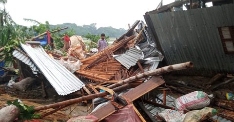 ফরিদপুরের ভাঙ্গায় ঘূর্ণিঝড়ের তাণ্ডবে ২ শতাধিক ঘরবাড়ি বিধ্বস্ত, নিহত ১