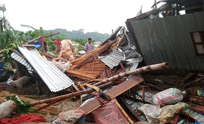 ফরিদপুরের ভাঙ্গায় ঘূর্ণিঝড়ের তাণ্ডবে ২ শতাধিক ঘরবাড়ি বিধ্বস্ত, নিহত ১