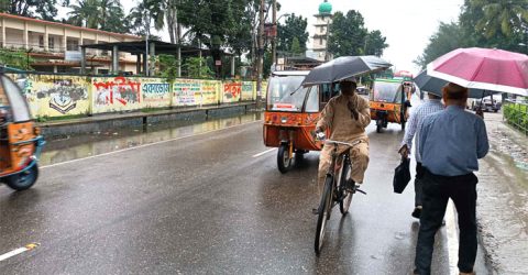 বরিশালে দুইদিন ধরে থেমে থেমে বৃষ্টি, জনজীবন বিপর্যস্ত