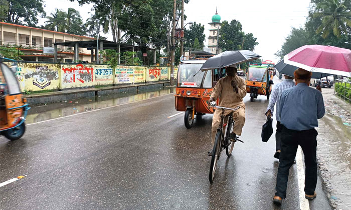 বরিশালে দুইদিন ধরে থেমে থেমে বৃষ্টি, জনজীবন বিপর্যস্ত