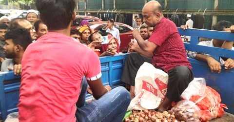 কাল থেকে ভোক্তাপর্যায় ৩৫ টাকা কেজি পিয়াজ বি‌ক্রি করবে টিসিবি