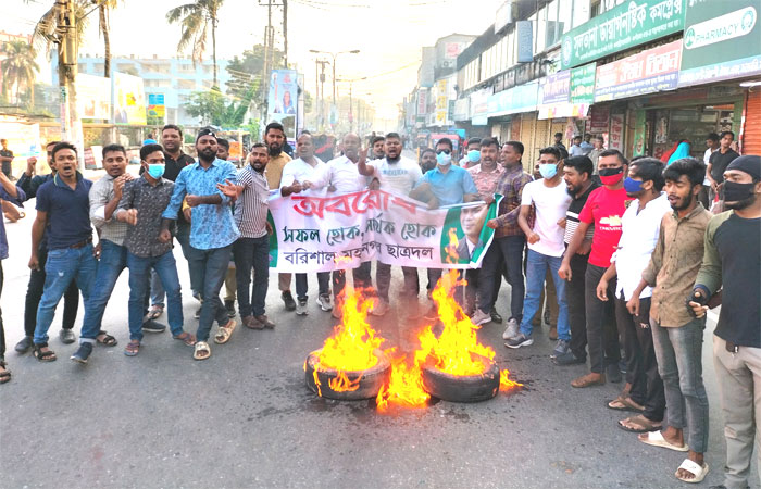 বরিশালে বিএনপির ডাকা অবরোধের দ্বিতীয় দিনে টায়ার জ্বালিয়ে বিক্ষোভ