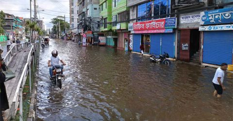 বরিশাল নগরীর বিভিন্ন সড়কে হাঁটু সমান পানি, ভোগান্তিতে নগরবাসী